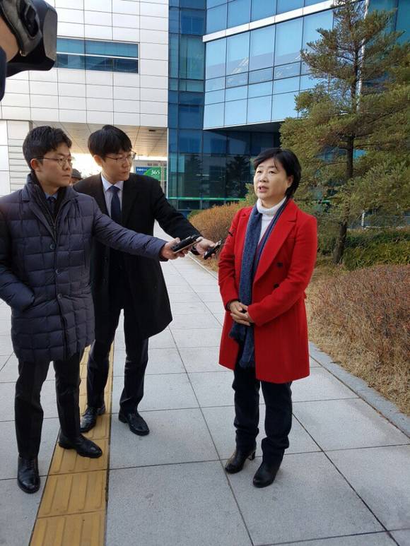 서영교 의원이 재판 직후 기자들과 만나 소회를 밝히고 있다.
