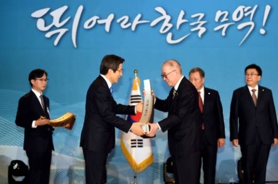 5일 서울 삼성동 코엑스에서 열린 ‘제53회 무역의 날’ 행사에서 박준 농심 대표이사(오른쪽)가 황교안 국무총리로부터 1억달러 수출의 탑 트로피를 받고 있다. (사진=농심)