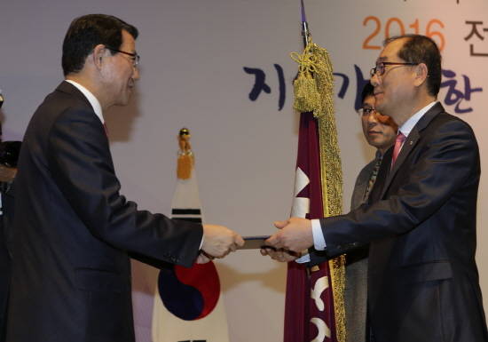 김성렬 행정자치부 차관(왼쪽), 조종철 KT&G 신탄진공장장. (사진=KT&G)