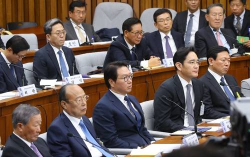 지난 6일 국회에서 열린 ‘박근혜 정부의 최순실 등 민간인에 의한 국정농단 의혹 사건 진상 규명을 위한 국정조사 특별위원회’에 청문회 증인으로 출석한 재벌 총수들 모습. (사진=연합뉴스)