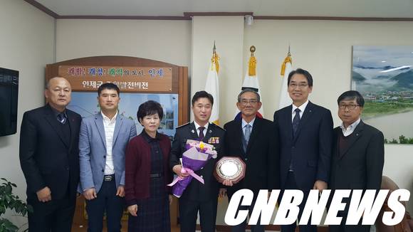 최근 인제군청에서 11월 도 으뜸봉사단체로 선정된 인제 북면자율방범대에 대한 시상식이 진행됐다. l 사진=인제군 제공