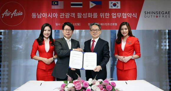 (왼쪽부터)신세계디에프 손영식 사업총괄(부사장), 에어아시아 그룹 한국지사장 곽호철 대표. (사진=신세계면세점)