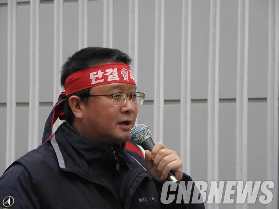 성과연봉제 이사회 의결을 원천 무효화시켜내자고 발언하고 있는 김문호 금융노조위원장. (사진=이성호 기자)