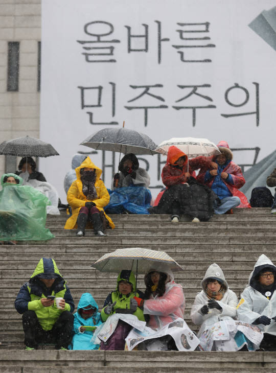 5차 촛불집회 날인 11월26일 광화문 광장에 올 겨울 첫 눈이 내리면서, 근처 편의점들의 우비와 우산 매출이 급증한 것으로 나타났다. (사진=연합뉴스)