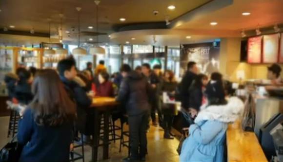 주말마다 집회로 광화문 인근에 낮부터 늦은 밤까지 수십만명이 운집하다보니 주변의 커피전문점들의 매출이 급증하고 있다. (사진=MBN뉴스 캡처)