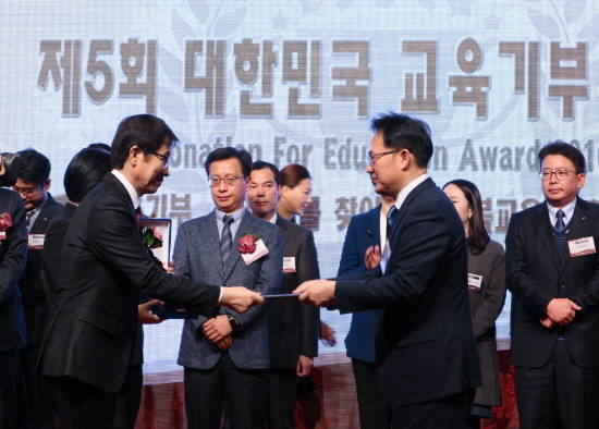 13일 열린 제5회 대한민국 교육기부대상 시상식에서 종근당고촌재단 우영수 국장(右)이 교육부 장관상을 수상하고 있다. (사진=종근당)