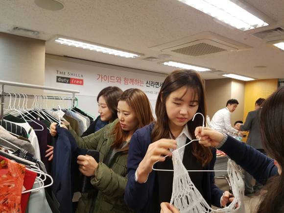 신라면세점에서 주최하는 행복나누기 자선바자회. (사진=신라면세점)