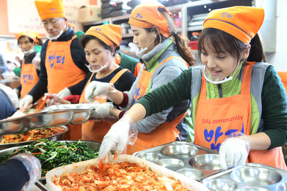 밥퍼나눔운동 행사에서 동아쏘시오그룹 임직원들이 점심 배식 봉사를 하고 있다. (사진=동아제약)