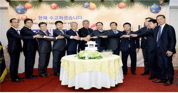 16일 열린 '2016파주상공인 송년의 밤' 행사에서 내빈들이 케익을 커팅하고 있다(사진= 파주상공회의소)