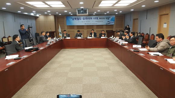 더블어민주당 파주시 박정 국회의원과 윤후덕 의원이 공동으로 개최한 '남북철도 유라시아 시대 파주의 역할' 토론회(사진= 김진부 기자)