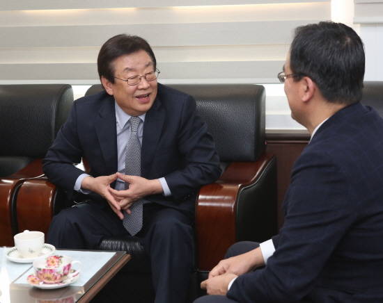 20일 김정남 동부화재 사장이 고객에게 오랫동안 찾아가지 않은 휴면보험금에 대한 자세한 내역과 지급절차를 안내하고 있는 모습. (사진=동부화재)