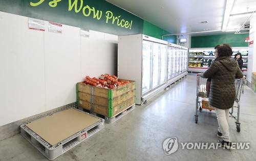 비어있는 마트의 계란 진열장. (사진=연합뉴스)