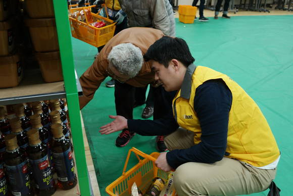 2015 신입사원 희망배달마차 상품도우미. (사진=신세계)