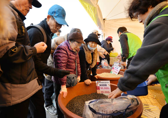 파주장단콩축제에서 시민들이 장단콩을 구매하고 있다.(사진= 파주시)