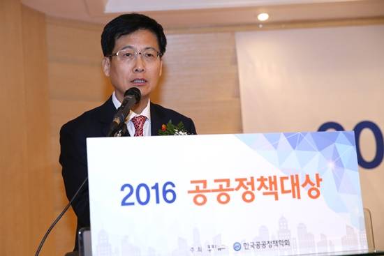 최성 고양시장이 2016공공정책대상을 수상했다(사진= 고양시)