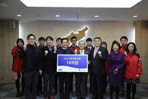 (피켓들고 있는 2인)왼쪽 KCC 유종균 상무, 오른쪽 사랑의복지 공동모금회 박찬봉 사무총장. (사진=KCC)