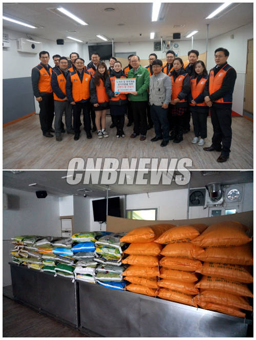 한전산업개발은 지난 27일 신임 주복원 사장 취임 축하선물로 화환 대신 받은 쌀 1010kg(약 1톤)을 무료급식소 '따스한채움터'에 기부했다. 한전산업개발 나누리봉사단과 박광빈 따스한채움터 소장(위), 이날 기부한 쌀 1톤(아래). (사진=손강훈 기자)