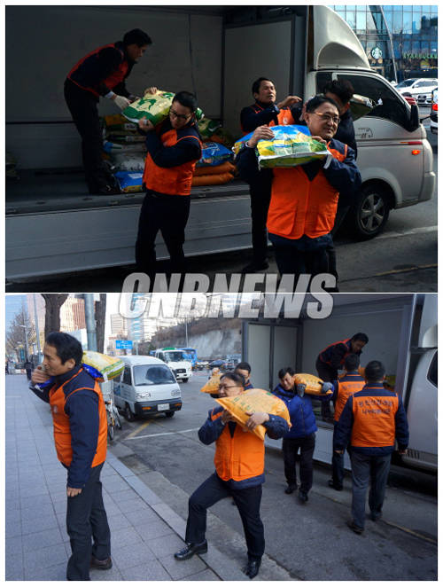 한전산업개발 나누리봉사단이 쌀 1톤을 무료급식소 따스한채움터에 옮기고 있다. (사진=손강훈 기자)