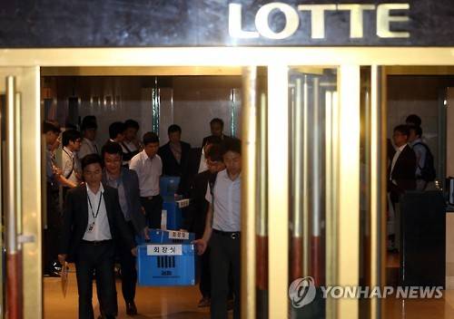 6월 10일 검찰 관계자들이 서울 소공동 롯데그룹 본사 압수수색을 마치고 ‘회장실’이라고 적혀있는 박스를 들고 나오고 있는 모습. (사진=연합뉴스)