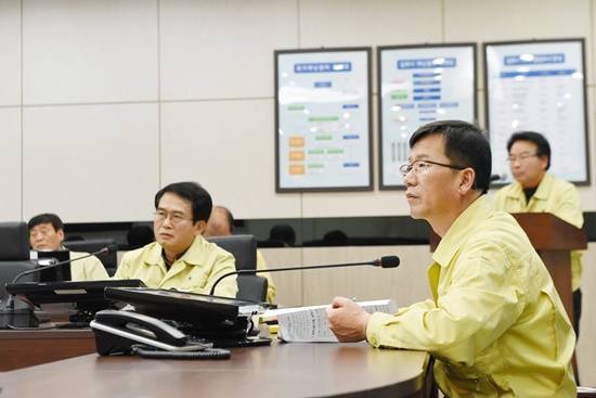 유영록 김포시장이 간부공직자 회의를 진행하고 있다(사진= 김포시)