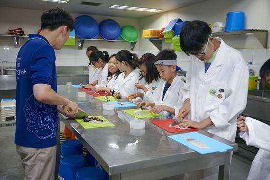 한화아쿠아플라넷의 아쿠아리스트 체험 교육 프로그램 진행(사진= 한화아쿠아플라넷 일산)