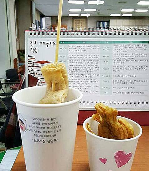김포시청 모 팀장이 올린 페이스북 사진, 유 시장이 아침식사로 건넨 붕어빵과 어묵꼬치에 감사를 표시했다(사진캡쳐= 김진부 기자)