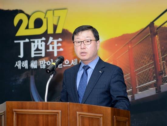 김준태 파주시 신임부시장이 시장 권한대행으로 시무식에서 인사말을 하고 있다(사진= 파주시)