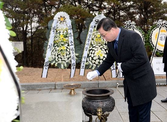 김준태 파주시 신임 부시장이 부임 후 현충탑을 참배하고 있다(사진= 파주시)