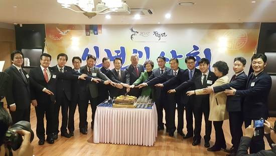 파주상공회의소 신년인사회, 남경필 도지사, 장동문 회장, 김준태 파주시장 권한대행 등 내빈들이 케이커팅을 하고 있다(사진= 김진부 기자 )
