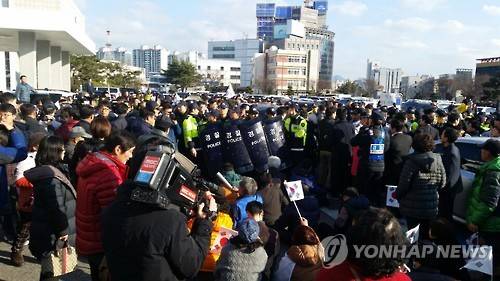 문재인 전 대표 차량 막은 박 대통령 지지 단체 회원들. (사진=연합뉴스)