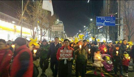 대선출마를 선언한 최성 고양시장이 고향인 광주로 내려가 촛불집회에 참여하고 있다(사진캡쳐= 김진부 기자)