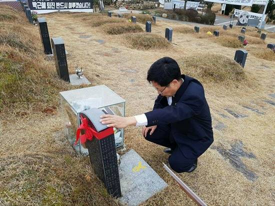 광주로 내려간 최성 고양시장이 518묘역을 참배하고 있다(사진캡쳐= 김진부 기자)