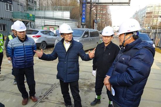 이홍균 김포시 신임부시장이 6일 김포도시철도 공사현장을 방문해 안전과 적기 완공을 당부하는 등 현안 점검을 하고 있다(사진= 김포시)