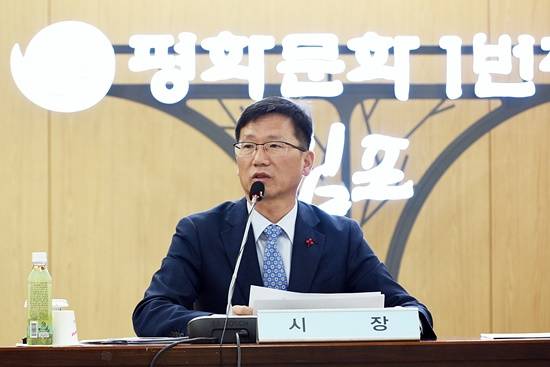 2017년 신년 기자회견 브리핑을 하고 있는 유영록 김포시장(사진= 김포시)