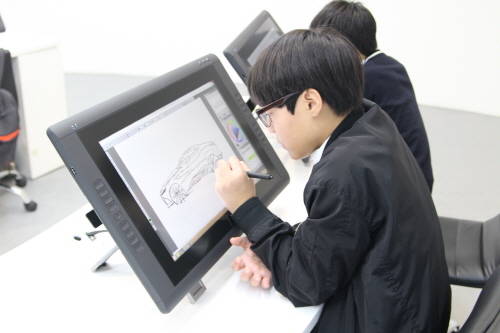 ‘미래 자동차 학교’에 참여한 설악중학교 학생이 한국잡월드 현대자동차 체험관에서 자동차 디자이너 체험을 하고 있는 모습. (사진=현대자동차)