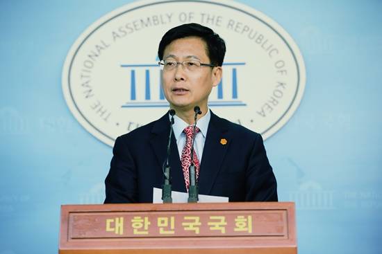최성 고양시장이 대선 경선출마와 관련해 국회에서 기자회견하는 장면(사진= 김진부 기자)