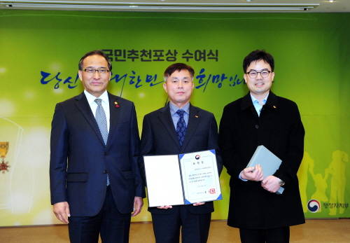 홍윤식 행정자치부 장관(왼쪽 첫번째)과 표창을 받은 오세근 SK건설 마라톤 동호회 회장(왼쪽 두번째)이 기념촬영을 하고 있는 모습. (사진=SK건설)