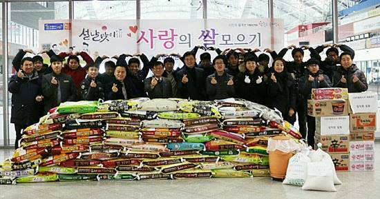 고양도시관리공사의 임태모 대표 및 직원들로 구성된 시민섬김봉사단의 사랑의 쌀 나눔행사 장면(사진= 고양도시관리공사)
