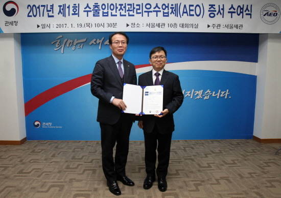 19일 서울세관 10층 대회의실에서 열린 인증 수여식에서 한백수 CJ대한통운 포워딩본부장(왼쪽)과 노석환 서울본부세관장이 기념촬영을 하고 있다. (사진=CJ대한통운)