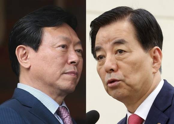 한민구 국방부 장관(오른쪽)이 사드 배치 부지 교환 문제를 논의하기 위해 신동빈 롯데그룹 회장과의 회동을 타진했다가 무산된 것으로 전해졌다. (사진=연합뉴스)