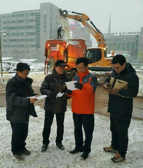최성 고양시장이 제설작업을 점검하고 있다(사진= 김진부 기자)
