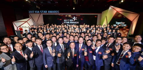 ‘2017 기아 스타 어워즈’ 행사에서 2016년 판매 우수 직원으로 선정된 직원들의 기념사진. (사진=기아자동차)