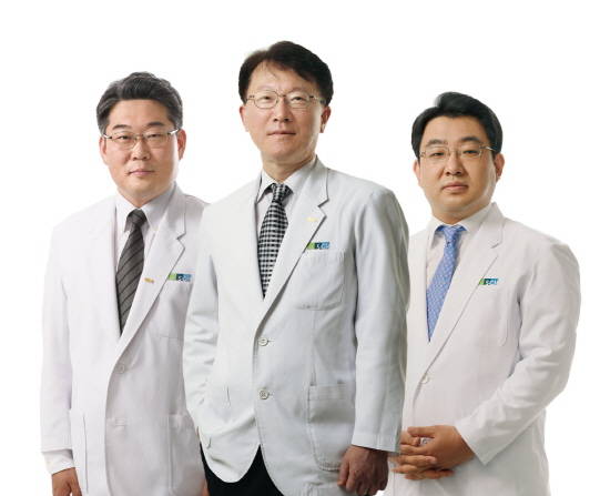 순천향대 부천병원 외과 김형철 교수 간이식 팀(왼쪽부터 정준철·김형철·정재홍 교수). (사진=순천향대 부천병원)