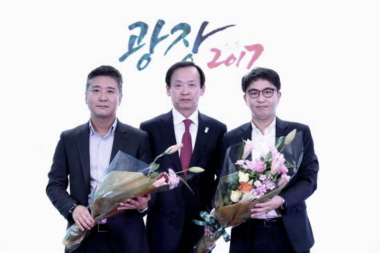 (왼쪽부터)이학충 하나외환카드노동조합 수석부위원장, 정수진 하나카드 대표이사, 정종우 하나외환카드노동조합 위원장. (사진=하나카드)