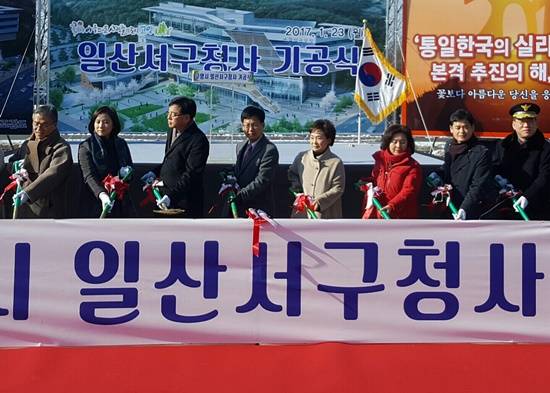 고양시 일산서구청사 기공식에 참석한 최성 시장(가운데)이 내빈들과 함께 첫 삽을 뜨고 있다(사진= 김진부 기자)