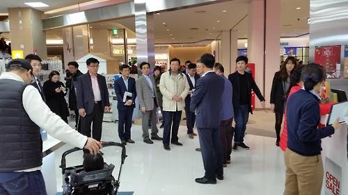 지난달 수행원들과 함께 롯데몰 은평점을 둘러보는 신동빈 롯데그룹 회장. (사진=연합뉴스)