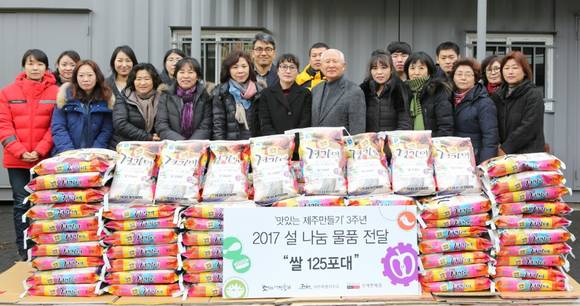 (앞줄 왼쪽 6번째부터)맛있는 제주만들기 1호점 박영미 신성할망식당 사장, 제주도자원봉사센터 이유근 센터장, 맛있는 제주만들기 2호점 김영미 동동차이나 사장. (사진=호텔신라)
