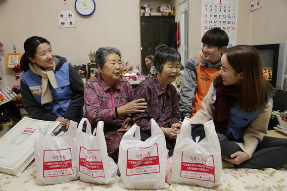 KT&G 상상마당춘천 직원들이 춘천 지역 어르신들께 주말 도시락을 배달하고 있다. (사진=KT&G)
