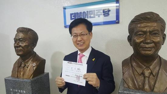 최성 더민주 대선 경선 예비후보(고양시장)가 김대중, 노무현 흉상의 중간에서 포즈를 취하고 있다.(사진= 김진부 기자)
