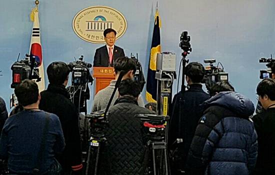 더불어민주당 최성 대선 경선 예비후보가 26일 국회 정론관에서 기자회견을 통해 경선원칙을 발표하고 있다(사진= 김진부 기자)